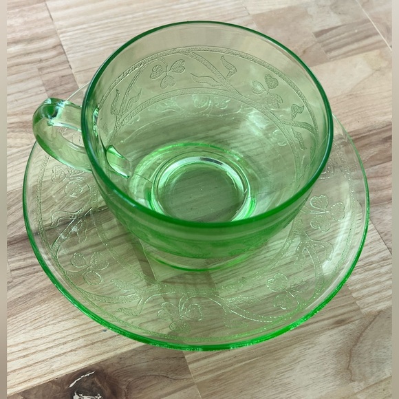 Rare Vintage 1930’s Hazel Atlas Uranium Glass Tea Cup and Saucer Clover Motif - Picture 4 of 10